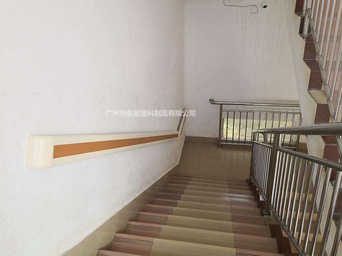 樓梯安全通道的墻面扶手兩邊都要裝嗎？