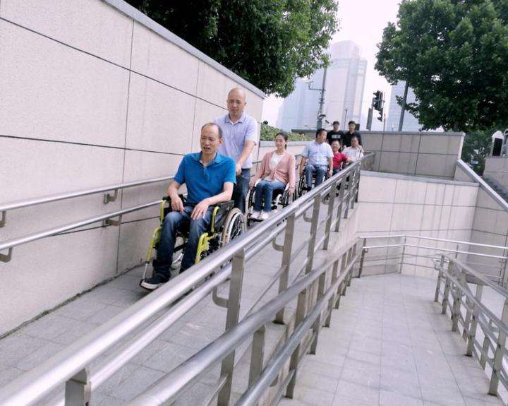 社會(huì)空間的無(wú)障礙設(shè)施如坡道無(wú)障礙扶手等需要配備完善 社會(huì)空間的無(wú)障礙設(shè)施如坡道無(wú)障礙扶手等需要配備完善