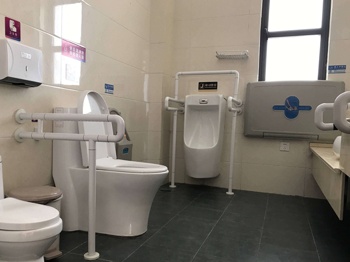 無障礙扶手出現(xiàn)在公共衛(wèi)生間，于細(xì)微處見關(guān)懷
